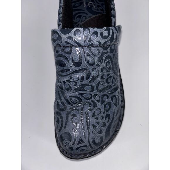 BOC Born Concept Women's Peggy Shoes Navy 8.5 Embossed Paisley Slip-On Clogs EUC - Picture 8 of 13